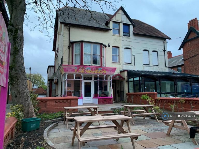 1 bedroom flat in Wood Street, St Annes, FY8 (1 bed) (#2696450)