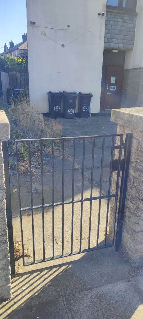 TWO BEDROOM  FLAT WITH PARKING TO RENT