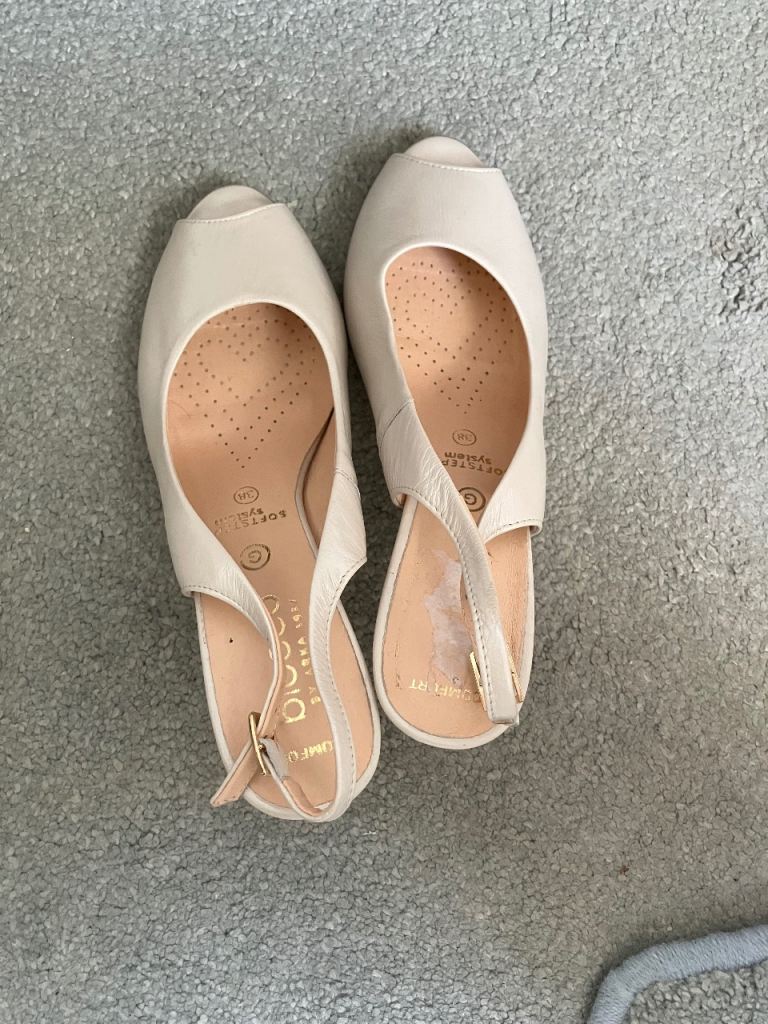 Court shoes