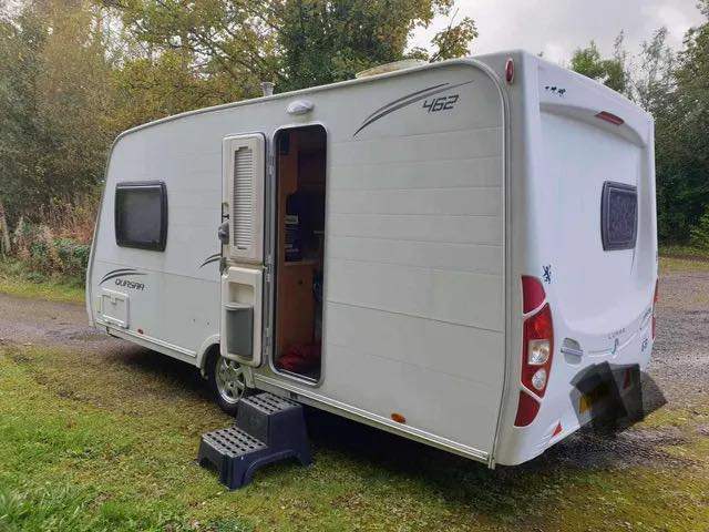Lunar quasar 462 2010 lightweight caravan 