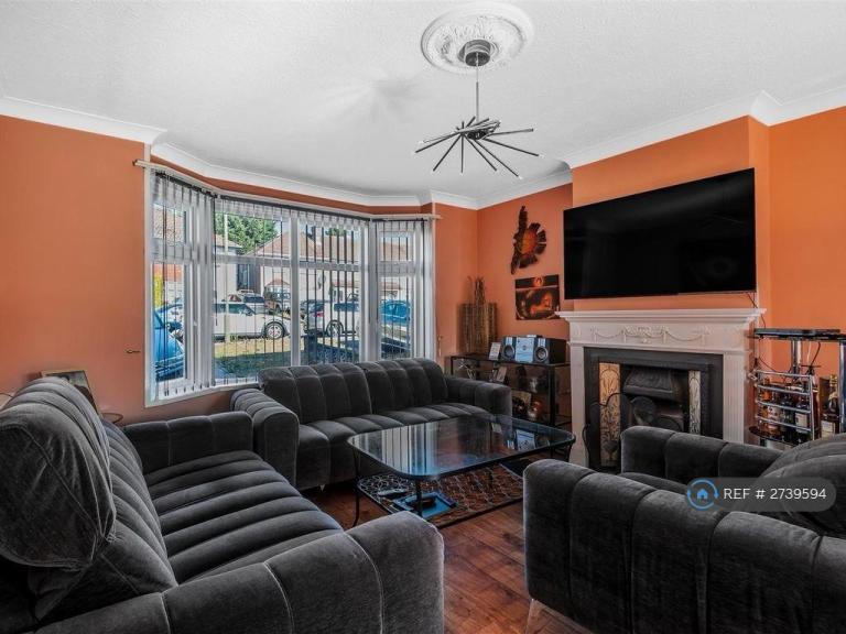 4 bedroom house in Harcourt Avenue, Edgware, HA8 (4 bed) (#2739594)