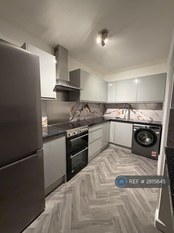 2 bedroom flat in Bloxworth Close, Wallington, SM6 (2 bed) (#2815645)