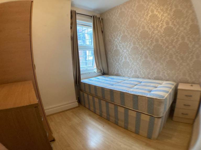 Single room in £700 no deposit at NW2 