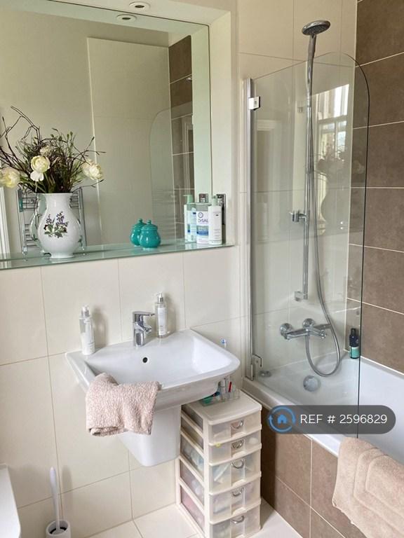 1 bedroom flat in The Parade, Oxon, OX27 (1 bed) (#2596829)