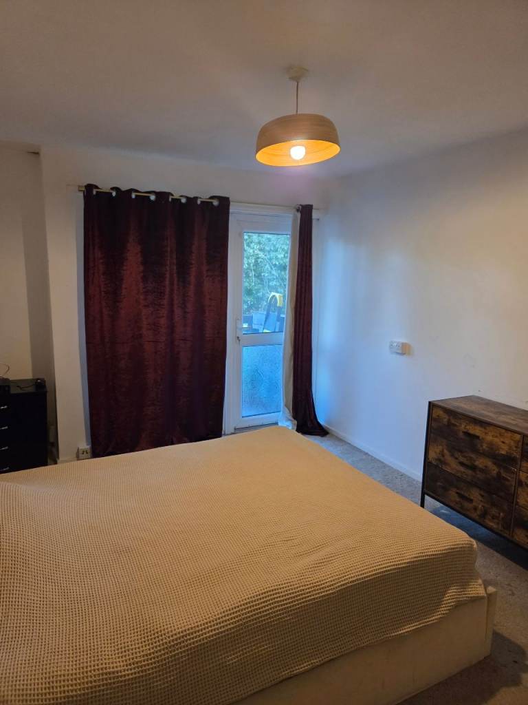 Large Double Room with Balcony – Crystal Palace – £160 per Week