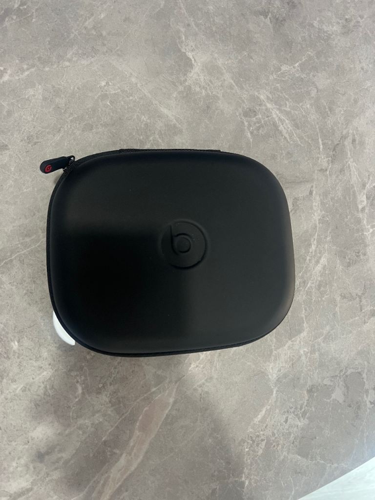 Beats Over-Ear Headphones – Silver – With Case & Cables – Excellent Condition.