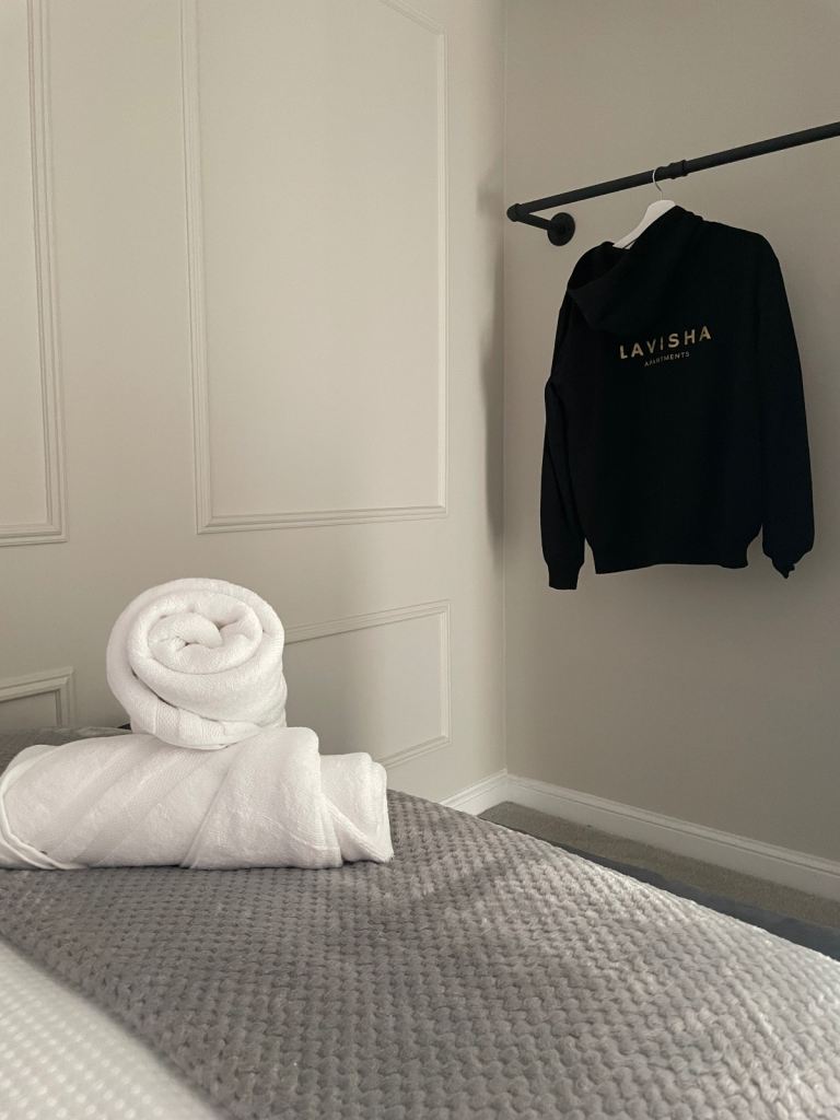 STUNNING FULLY FURNISHED 3 BED + FREE PARKING (Contractors & Professionals) - All Bills Included 