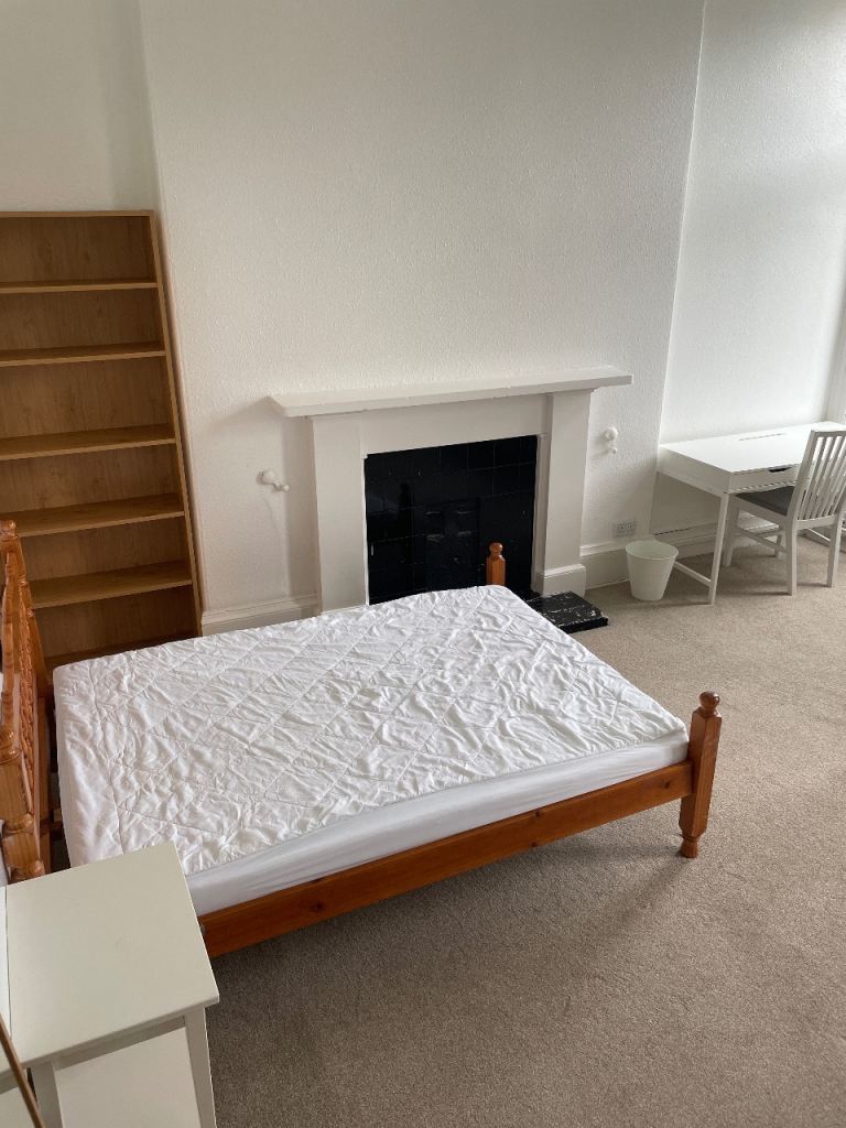 Large room in heart of West End for 1 person including council tax