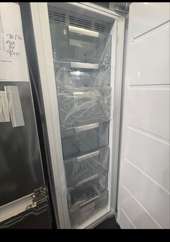 AEG 117CM-INTEGRATED 204L-FREEZER -FROST FREE-FAST FREEZE-REVERSIBLE DOOR -EX DISPLAY WOW