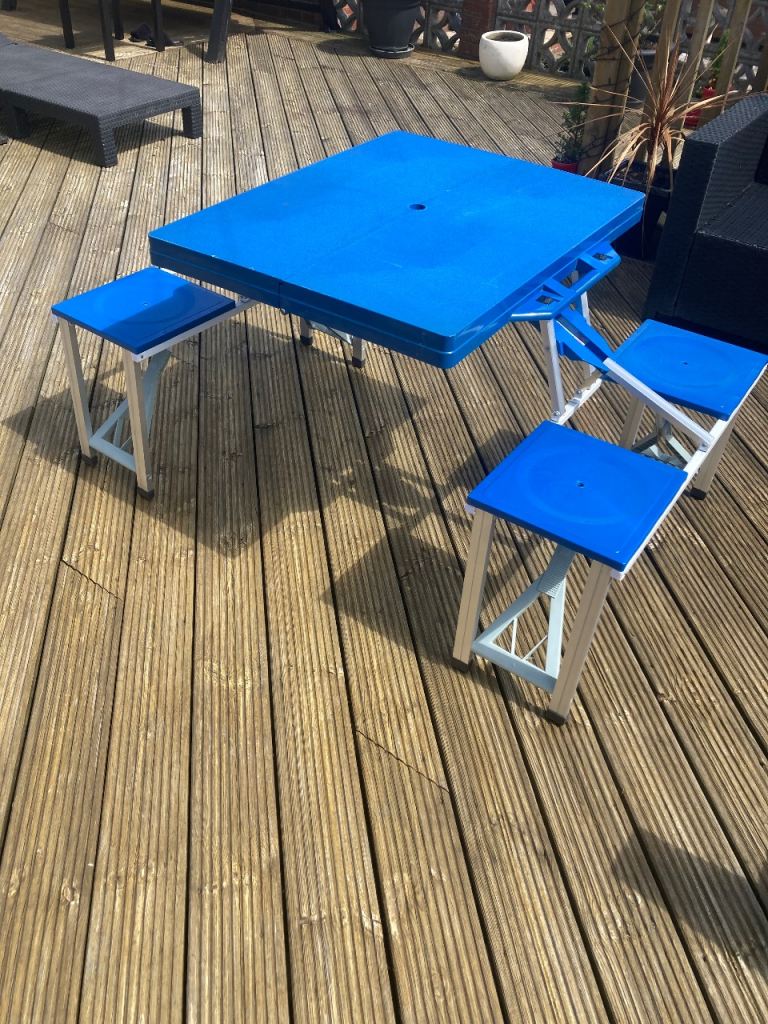 Foldable picnic table