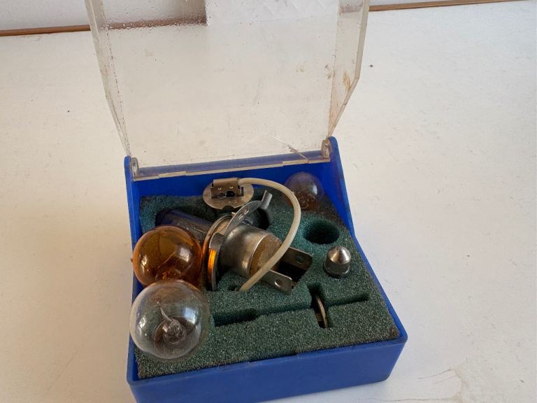 Emergency car light bulb kit