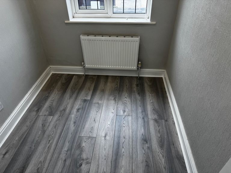 Laminate floor fitter