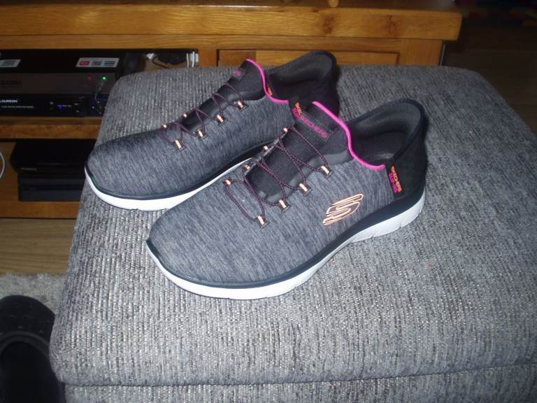 pair women's slipin sketchers shoes 