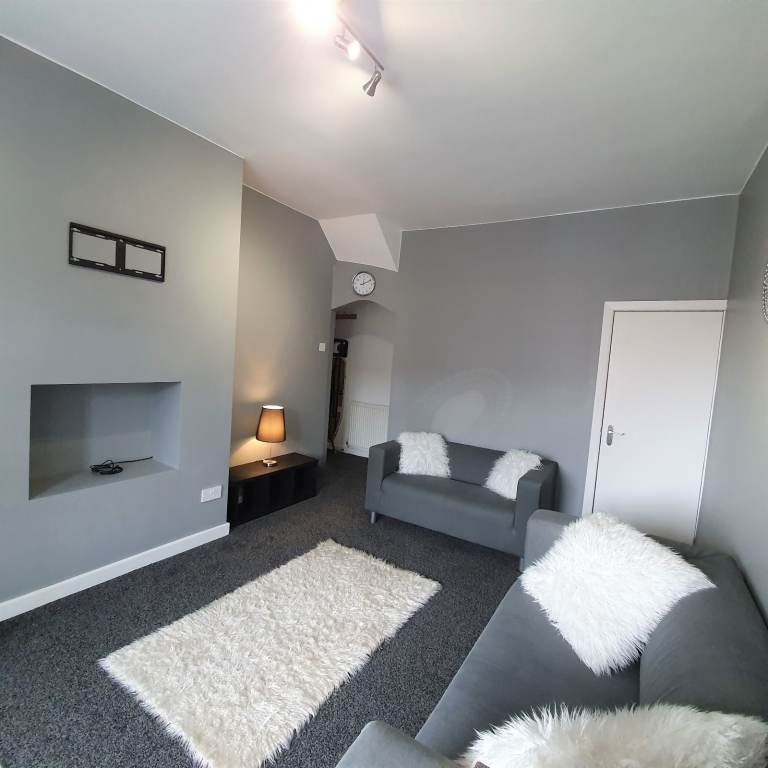 2 DOUBLE BEDROOM FLAT - NO DEPOSIT - SOME BILLS INCLUDED