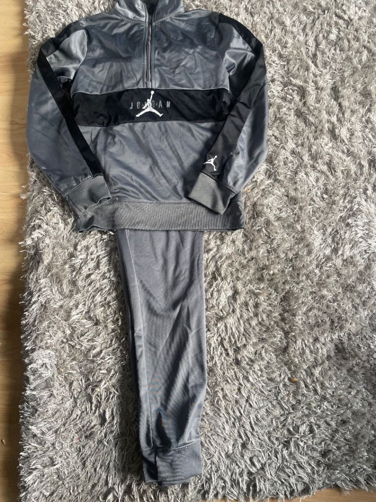 Boys Nike tracksuit age 12/13 years