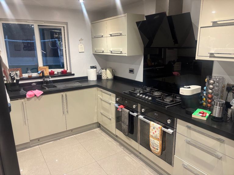 Kitchen Units, Double Oven, Hob & Extractor – Fair Condition