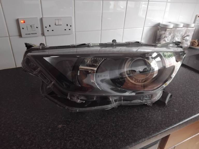 2022 toyota yaris hybrid n/s headlight 