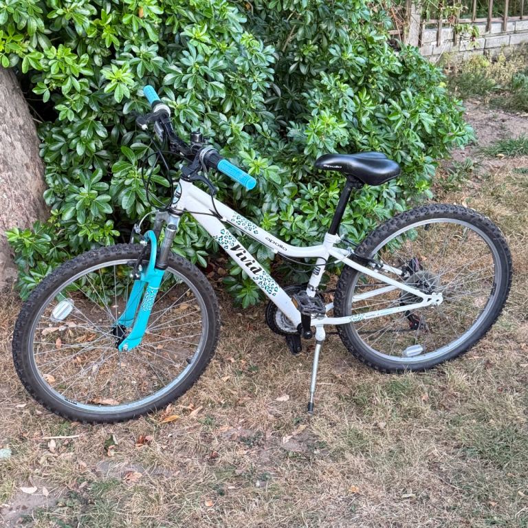 Apollo Vivid Kids multi speed Mountain Bike 24 inch Wheels – White/Blue, Good Condition