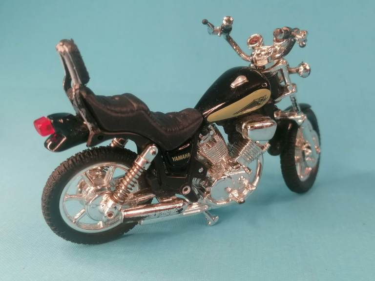 Vintage style 5-inch lenght, Moto YAMAHA. VIRAGO rouge 1986 1/18.