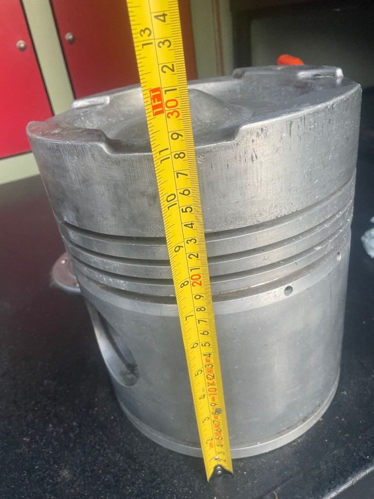 Large engine piston 