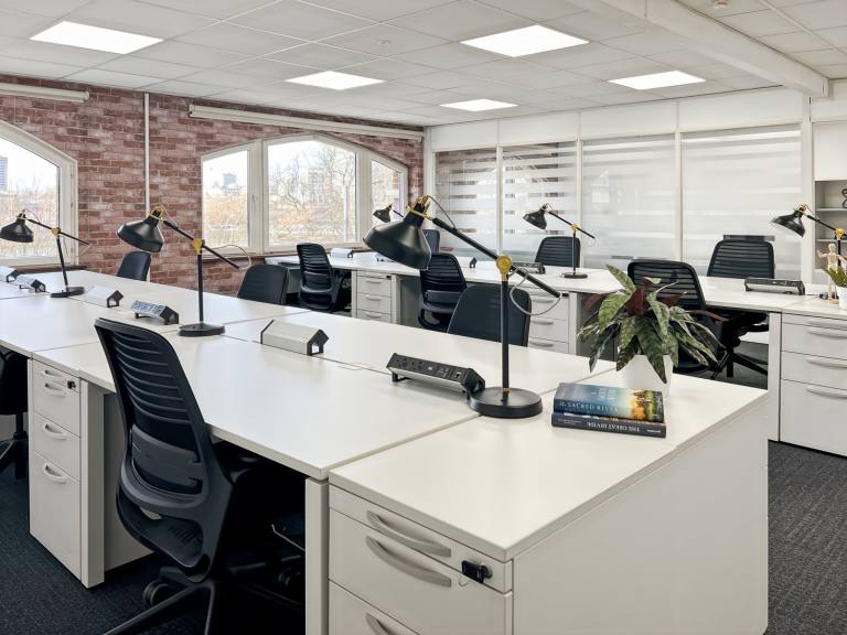 London - SE1 7TL \ Office for 3 Workstations Available Now