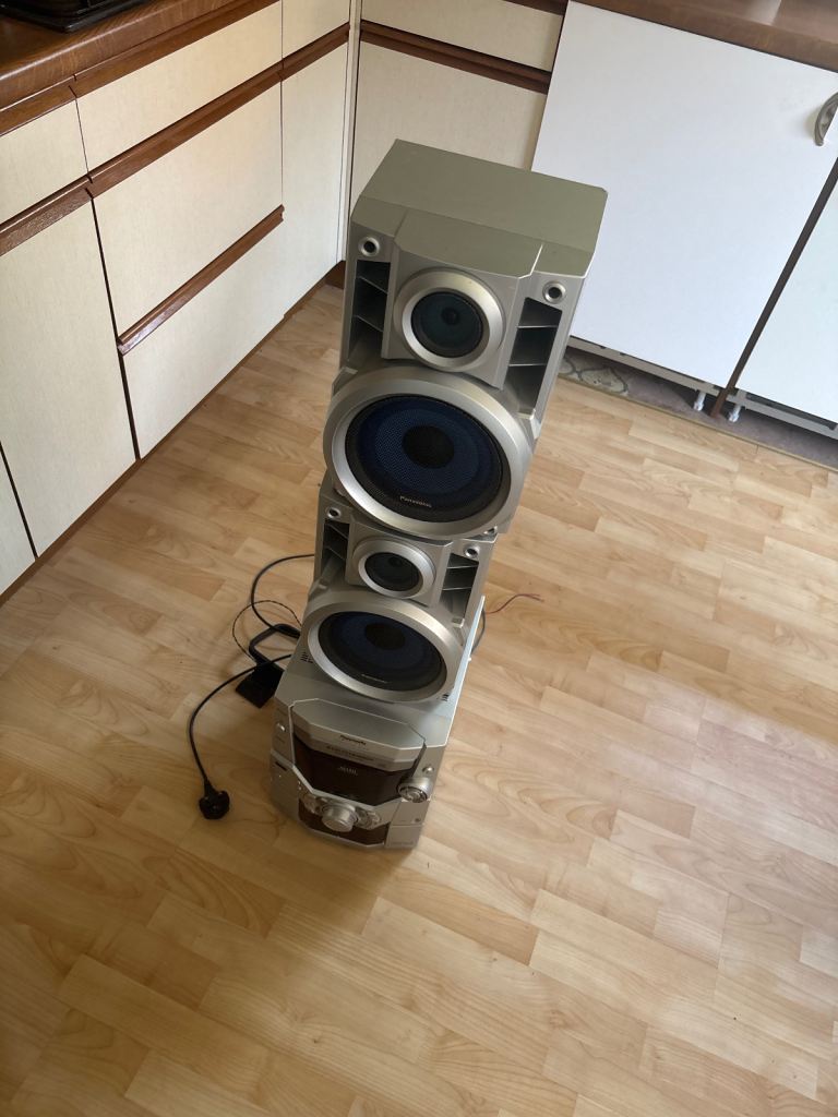 Silver Stereo System with Speakers – Good Condition