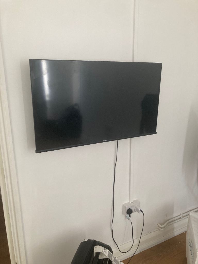 Television woth remote control 