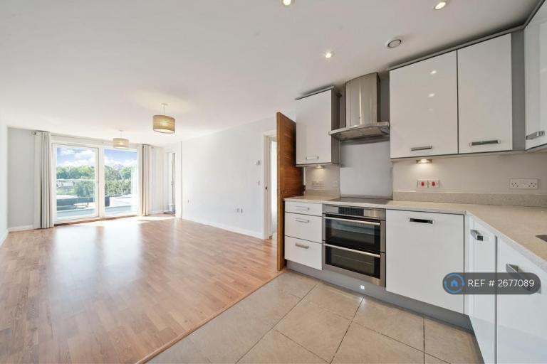 2 bedroom flat in Park Road, London, N8 (2 bed) (#2677089)