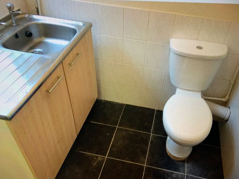 TO LET shop Hyde Manchester SK14 1HG