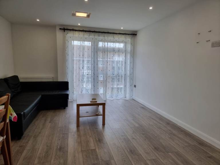 Two Bed 2nd floor flat to rent in WEMBLEY - lulworth Avenue