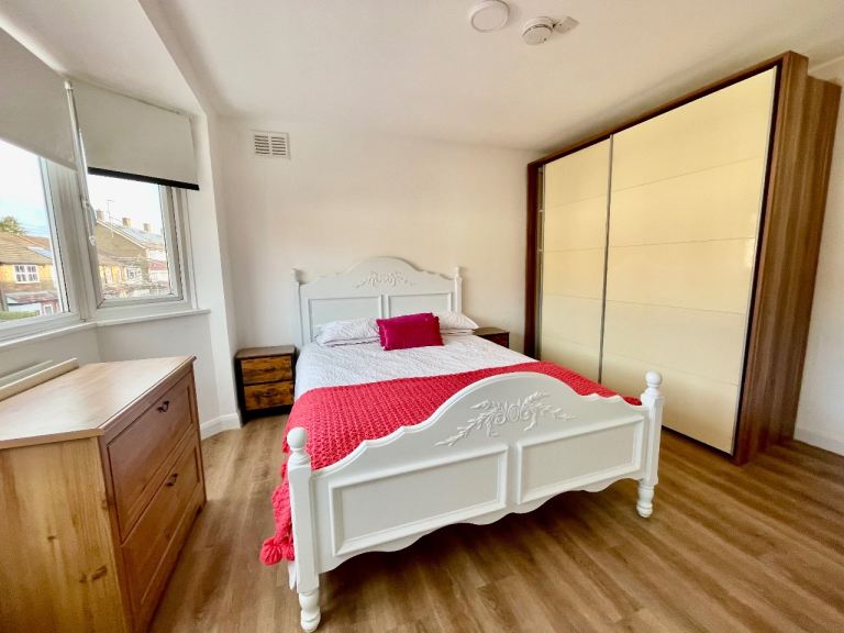 Large Double Bedroom with En-Suite for couples 
