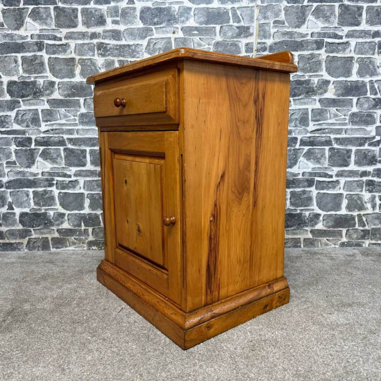Country Collectibles Pine Bedside Cabinet – Drawer & Cupboard Storage
