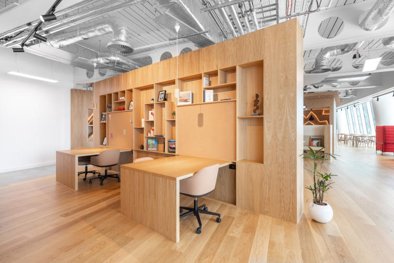 London - EC2N4AG \ Hot Desk in a Ready-to-Use Coworking Space