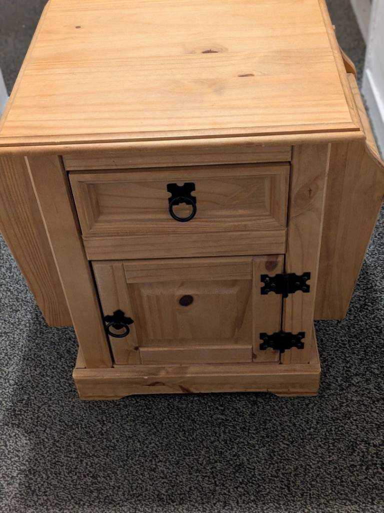 Corona magazine table rack