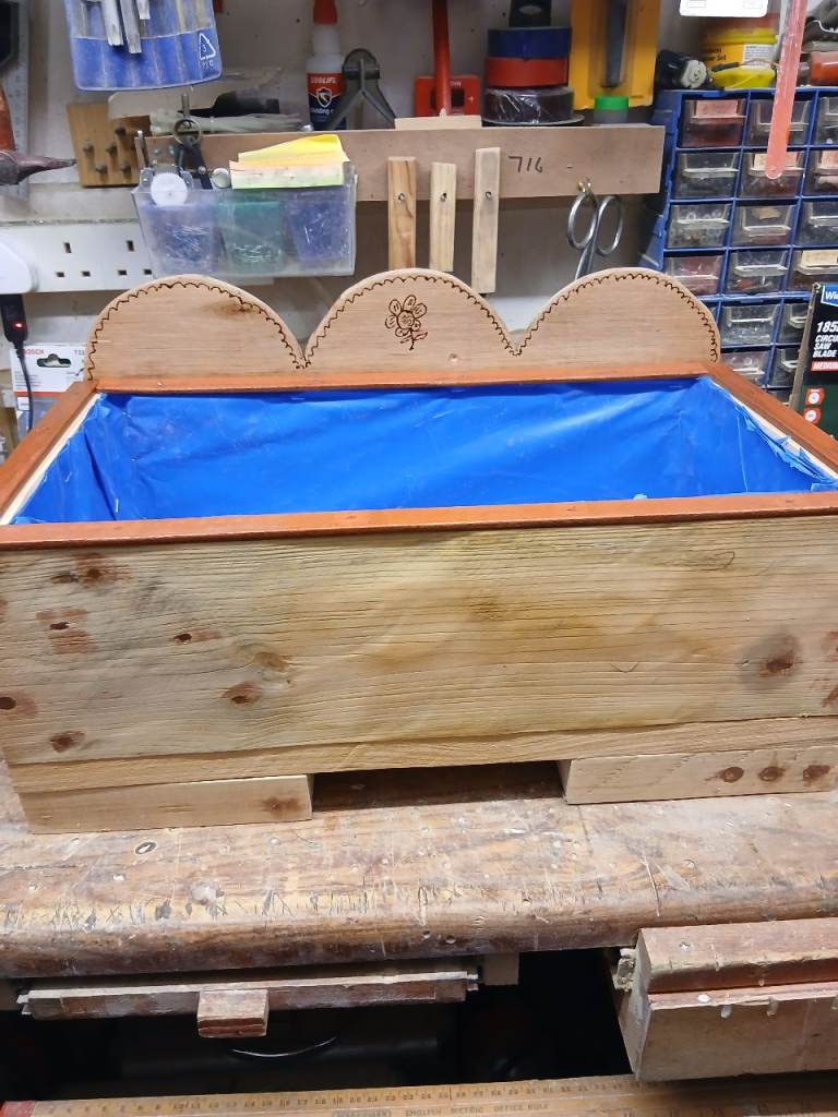 For sale nice little garden planters and bird houses 