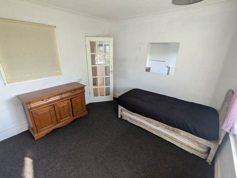 Room for rent in shared house 