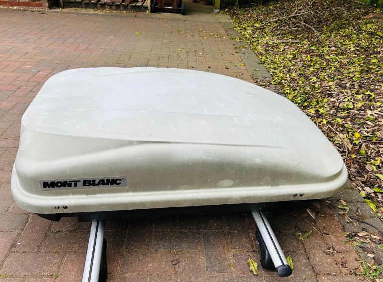 Roof box (bars not included)