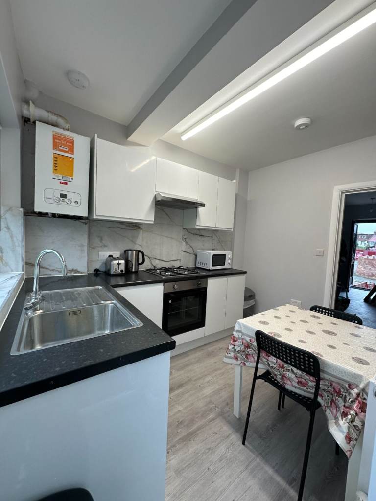 DOUBLE ROOM Tottenham Hale, N17 – Walking Distance from station