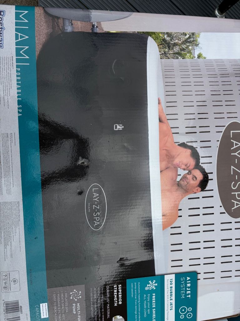 Inflatable hot tub