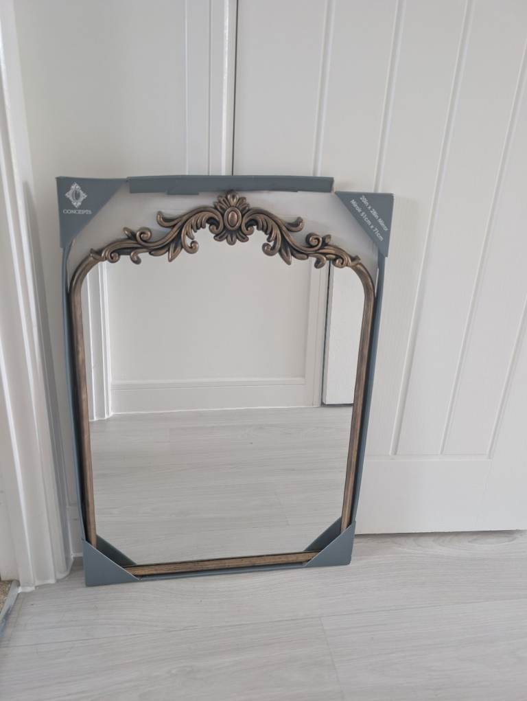 Brand New Decorative Vintage Wall Mirror – 20" x 28" (51 x 71 cm)