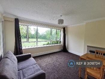 1 bedroom flat in Priestwood Square, Bracknell, RG42 (1 bed) (#3018734)