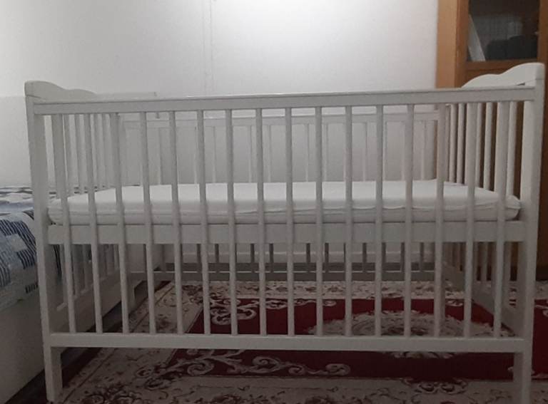  baby cot crib with water repellent matteress
