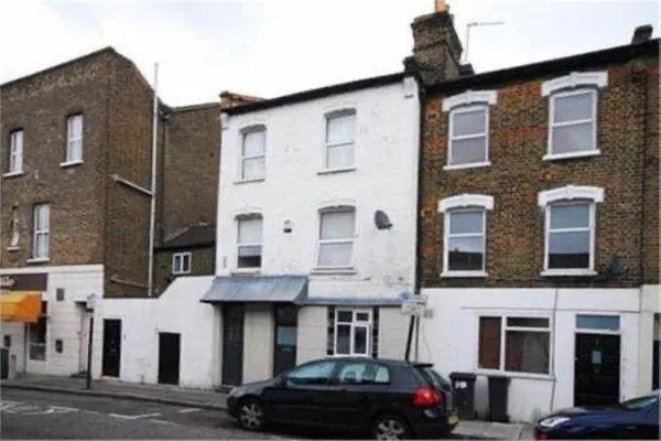 1 bedroom flat above shop in Clapham