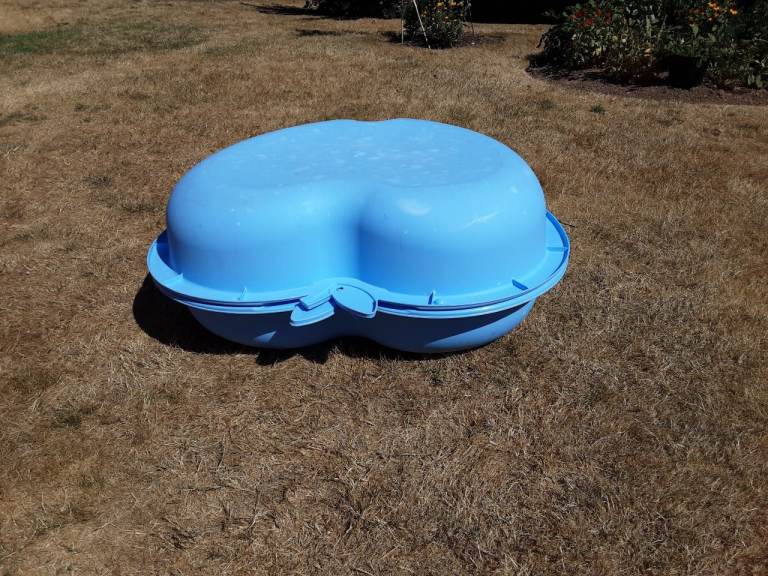 Kiddies paddling pool / sandpit