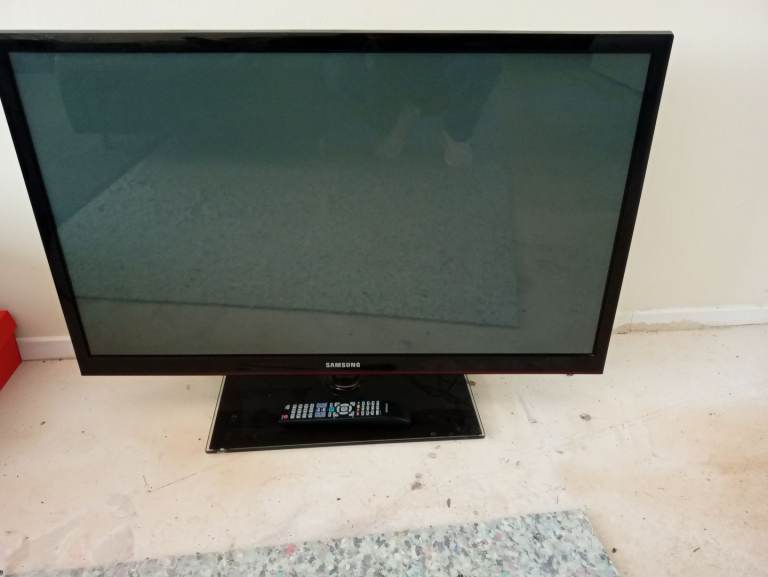 SAMSUNG 42 INCH HD TV WITH REMOTE 