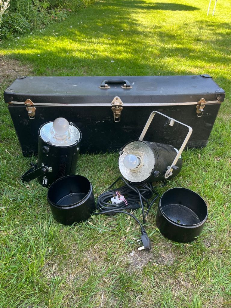 Bowens Studio Lighting - 1x Mono 400D & 1x Monolite 400E - With Cables & Case