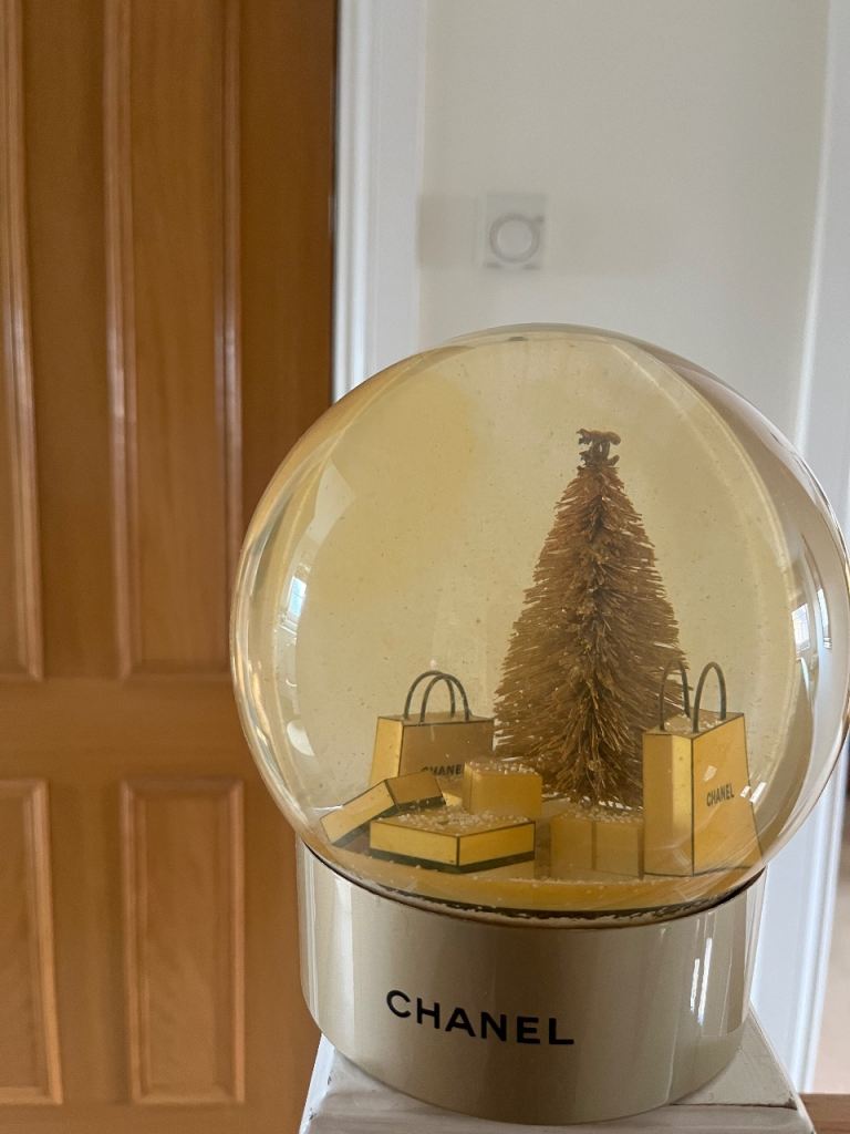 Large fashion snow globe 