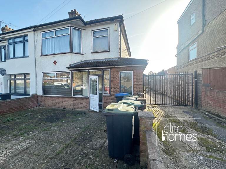 Large 3 bedroom house with large garden in Enfield, EN3.