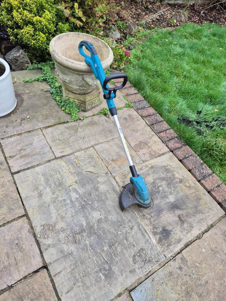 Cordless strimmer