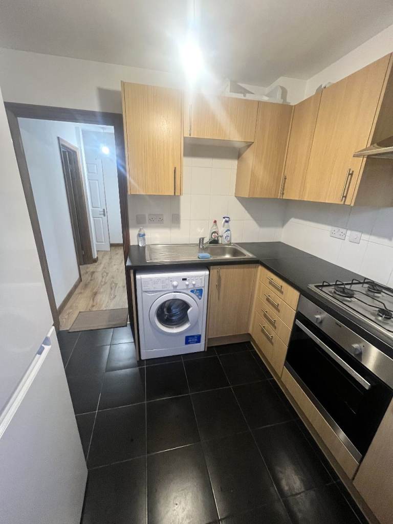 Top Floor Studio Flat Hoe Street, Walthamstow - All Bills Included - Furnished